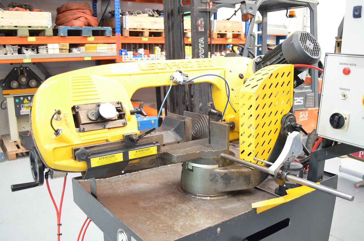 Usado Sierra cinta semi-automatica MG K 300 SA - 2006