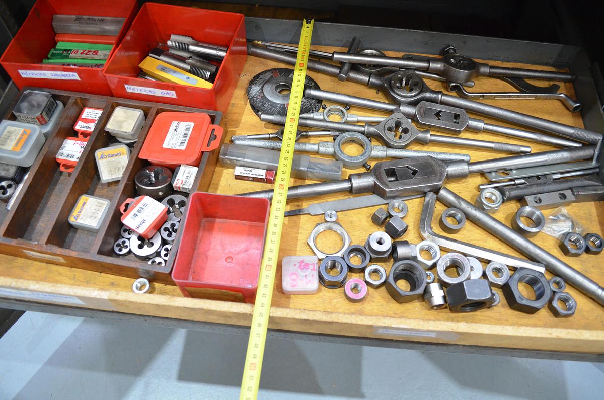 Usado Armario metálico con bandejas y accesorios 1000x500x1000(h)mm