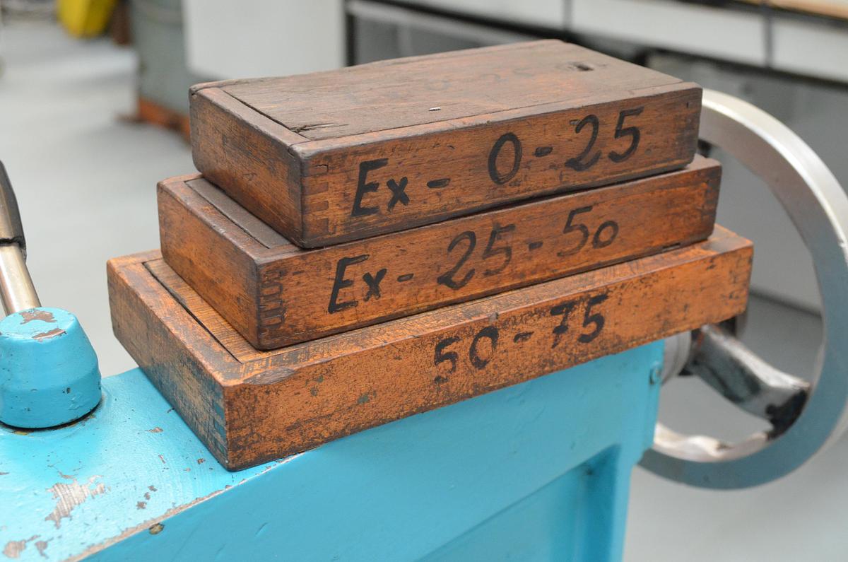 Usado Torno Pinacho L1-225 de 1650mm e.p. Azul