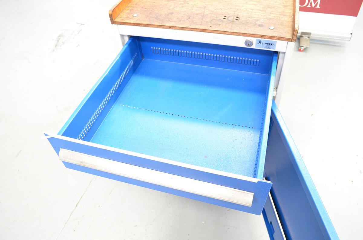 Usado Armario metalico Unceta con ruedas 600x600x900(h)mm