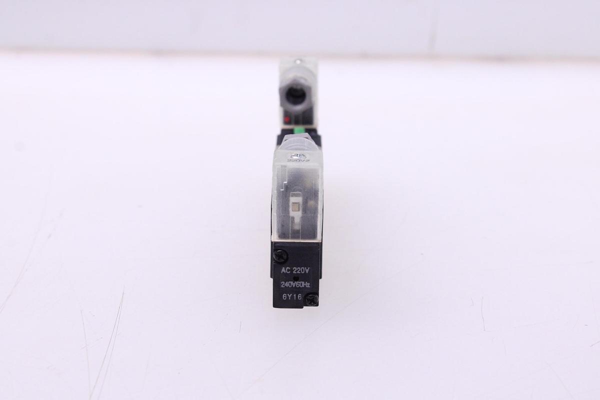 Usado Electroválvula CKD 4KA220-06G-M1LS-AC220V