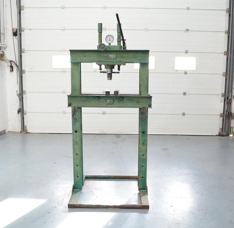 Usado Prensa manual Hermed 30tn