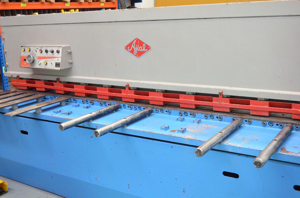 Usado Cizalla hidraulica corte pendular Ajial CB-630 3000x6