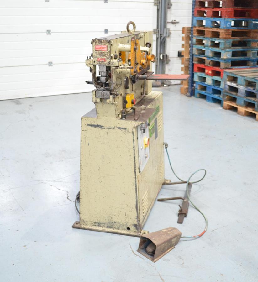 Usado Punzonadora hidráulica GEKA Microcrop 36 - 1318