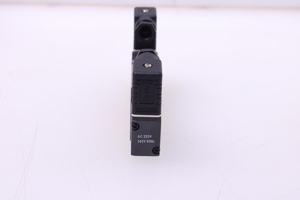 Usado Electroválvula CKD 4KA320-08G-B-AC220V-ST