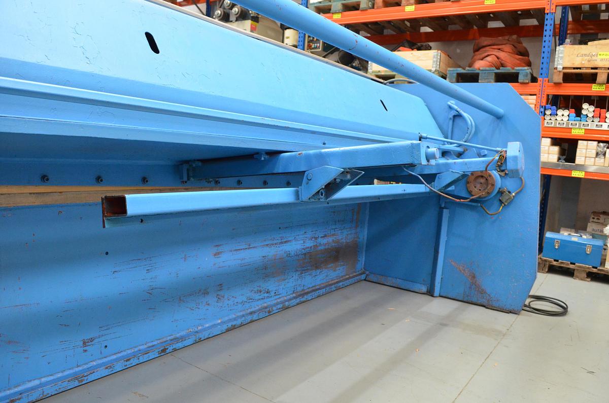 Usado Cizalla hidraulica corte pendular Ajial CB-630 3000x6