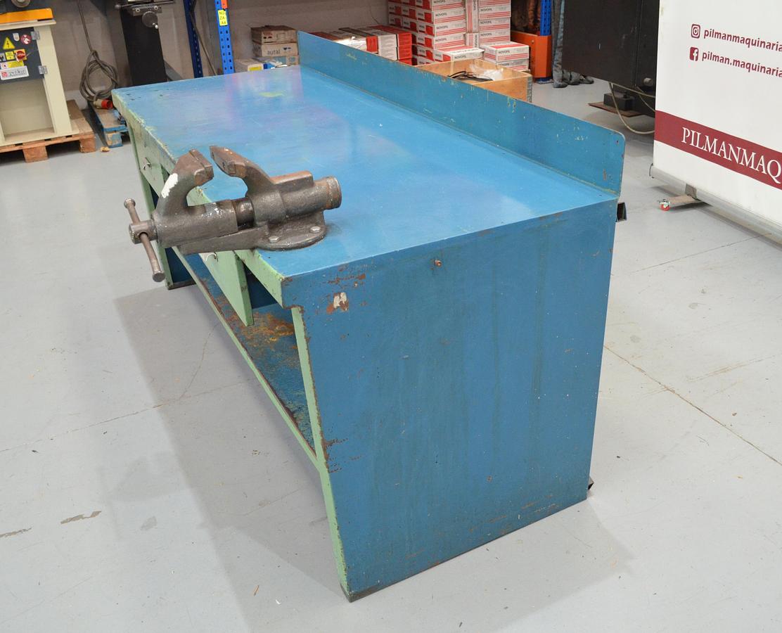 Usado Banco trabajo azul 2000mm con tornillo Forjado