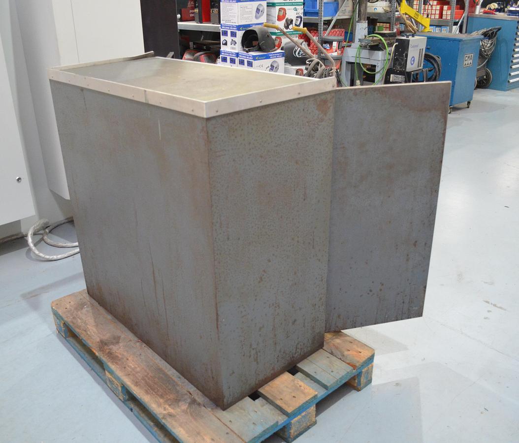 Usado Armario metálico con bandejas y accesorios 1000x500x1000(h)mm