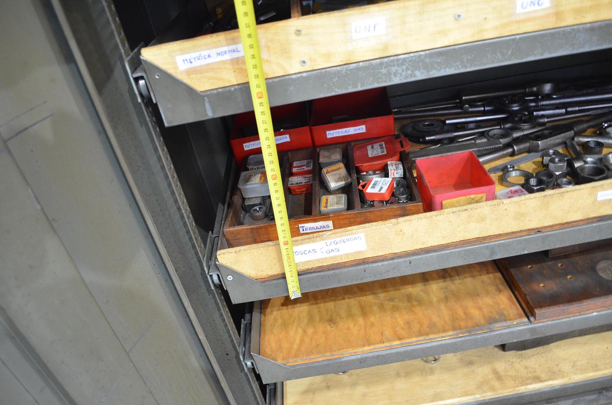 Usado Armario metálico con bandejas y accesorios 1000x500x1000(h)mm