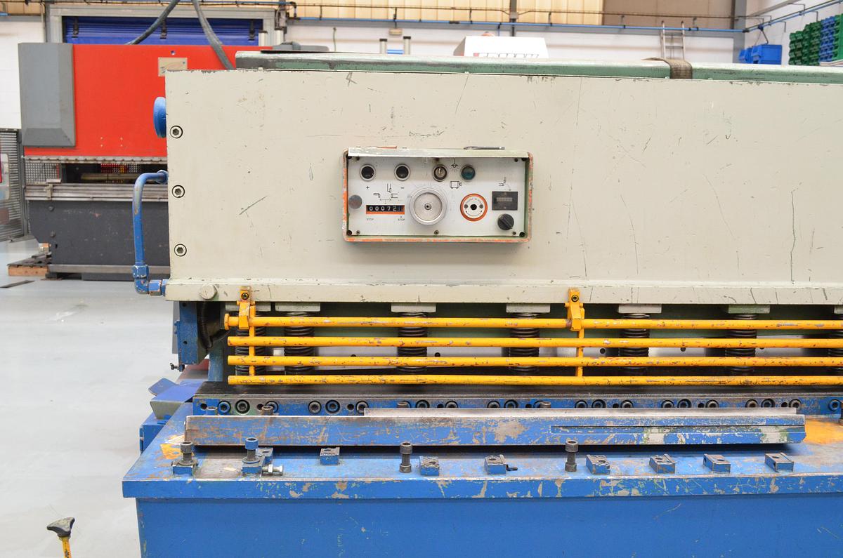 Usado Cizalla hidraulica pendular Ajial 3100x6mm