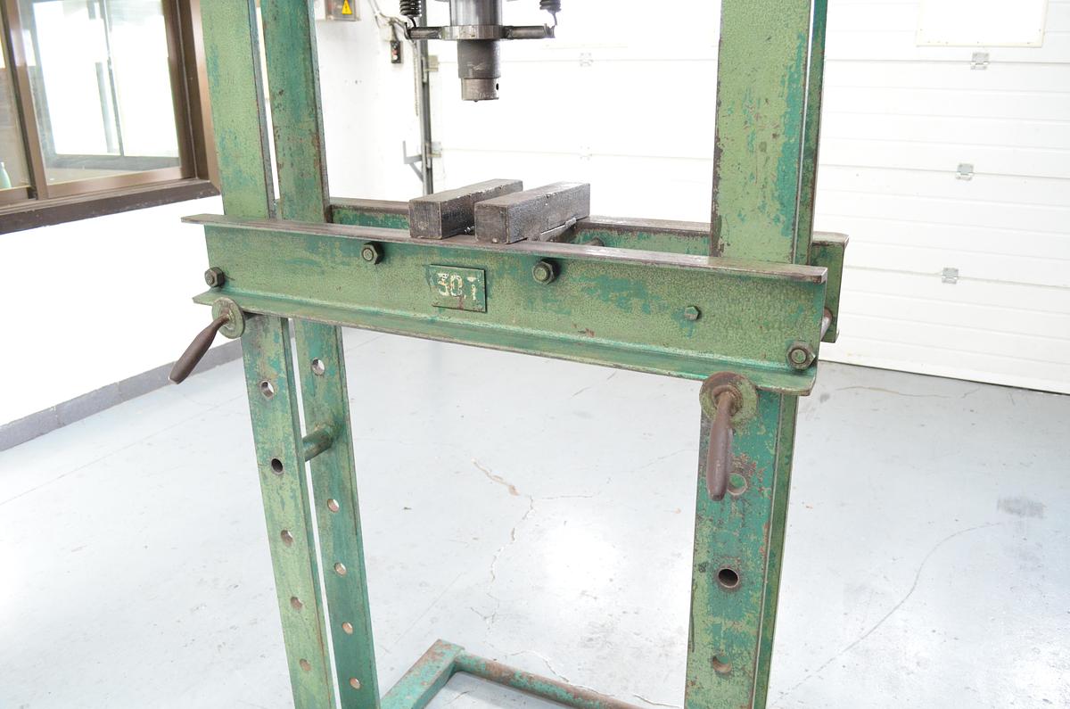 Usado Prensa manual Hermed 30tn