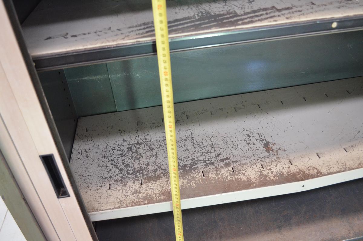 Usado Armario metálico con persiana 1200x450x1020(h)mm