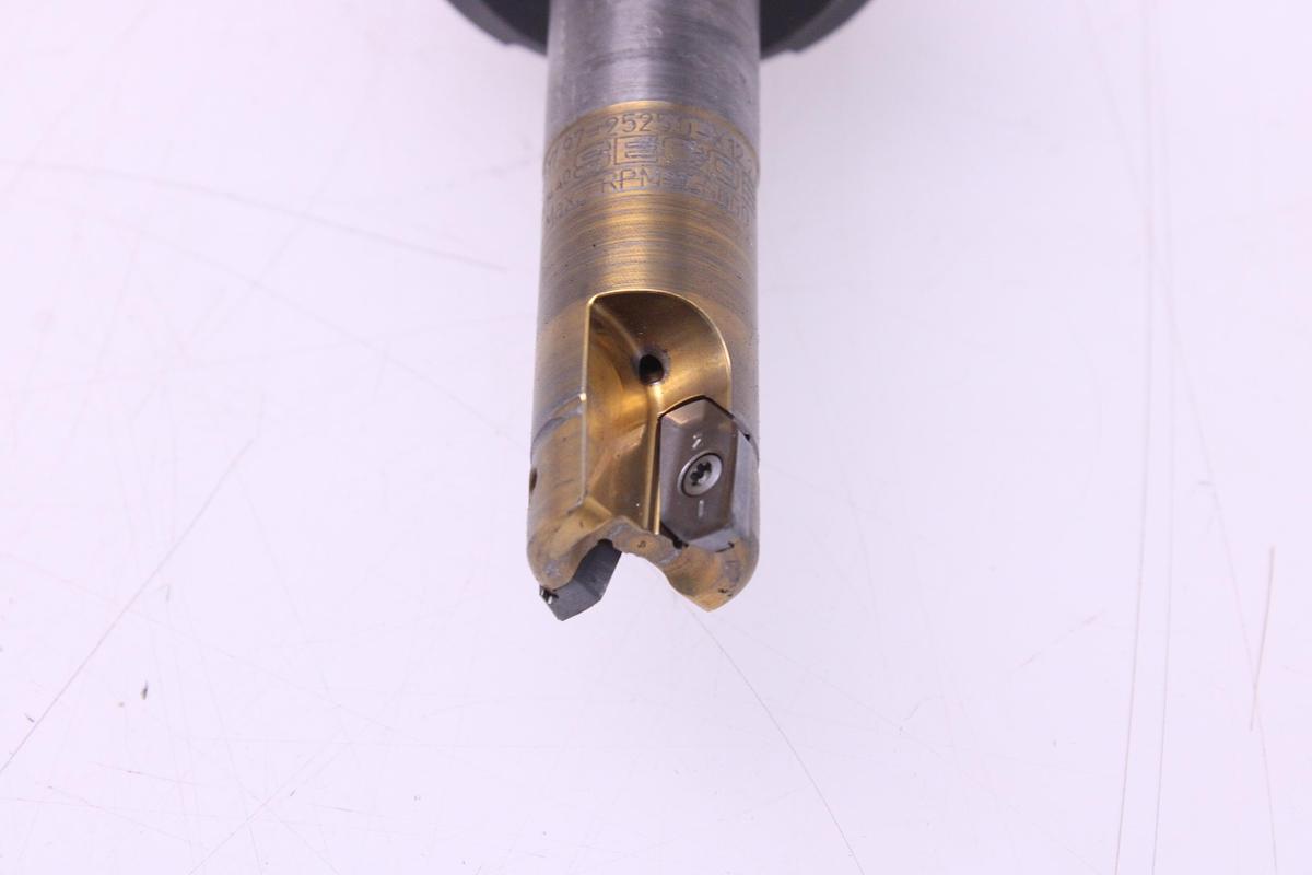 Usado Fresas Cono ISO40 SECO R217.97-1640RE-X12.3A, R217.97-2525.0-X12.2A, R217.97-1225RE-X12.2A + Widias XPKX12T308PDER