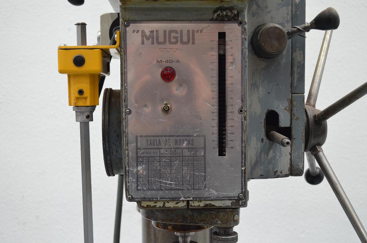 Usado Taladro columna engranajes MUGUI M-40-A