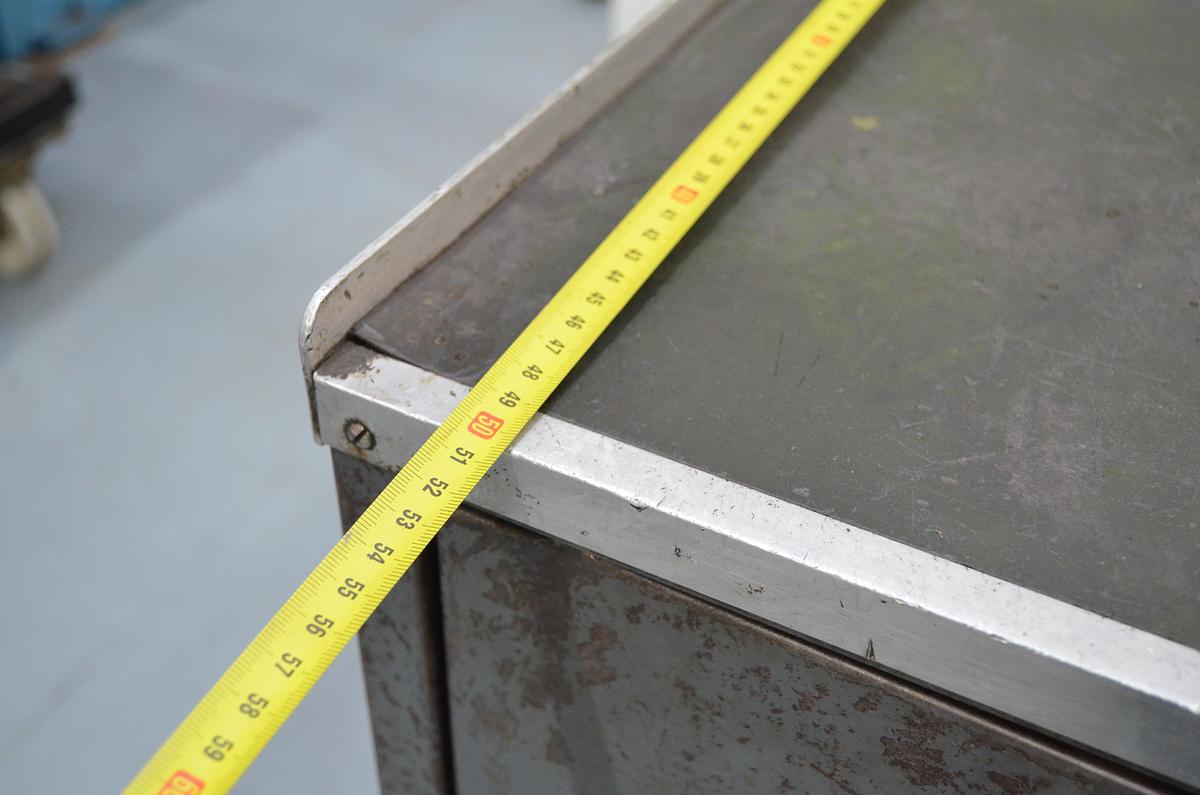 Usado Armario metálico con bandejas y accesorios 1000x500x1000(h)mm