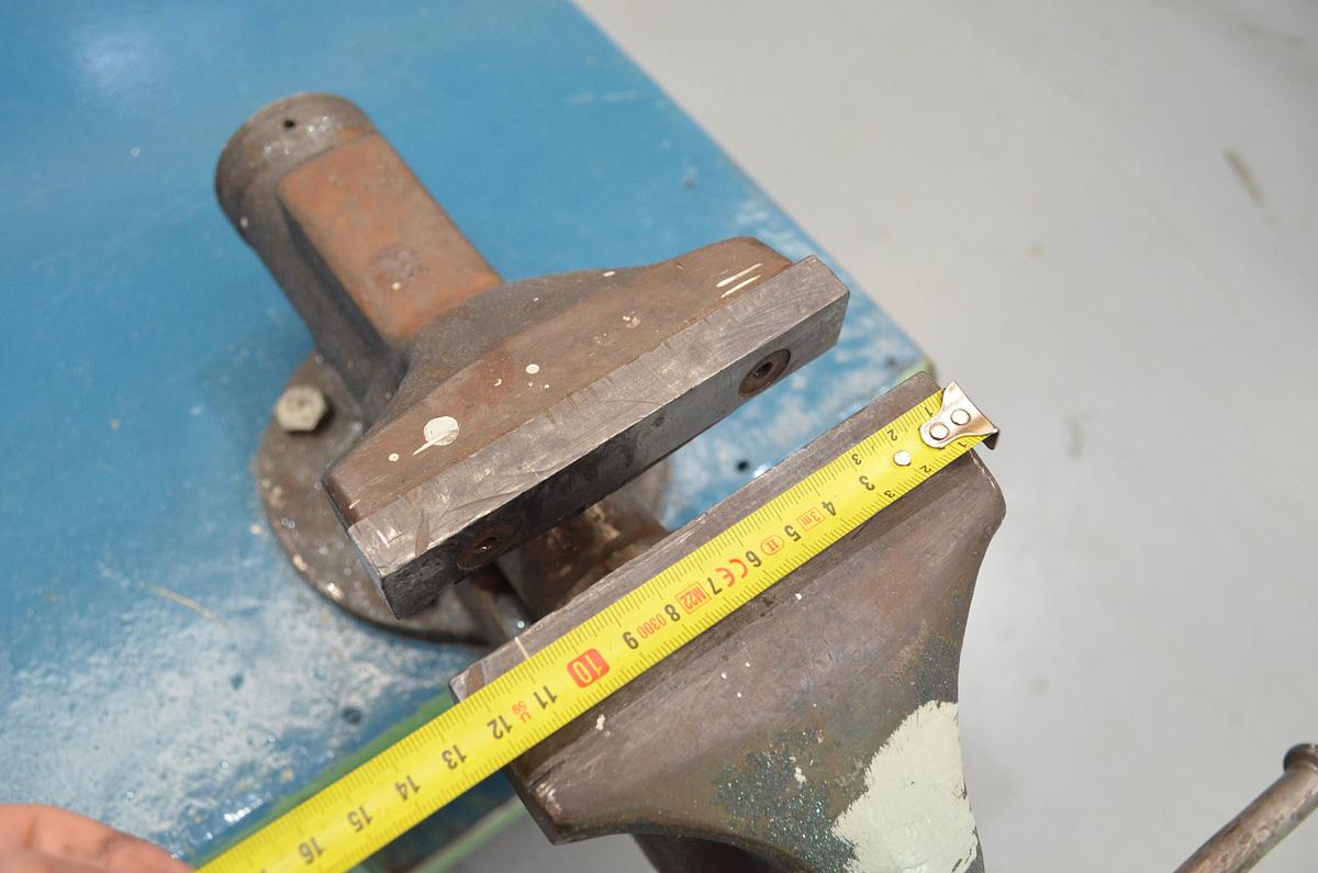 Usado Banco trabajo azul 2000mm con tornillo Forjado