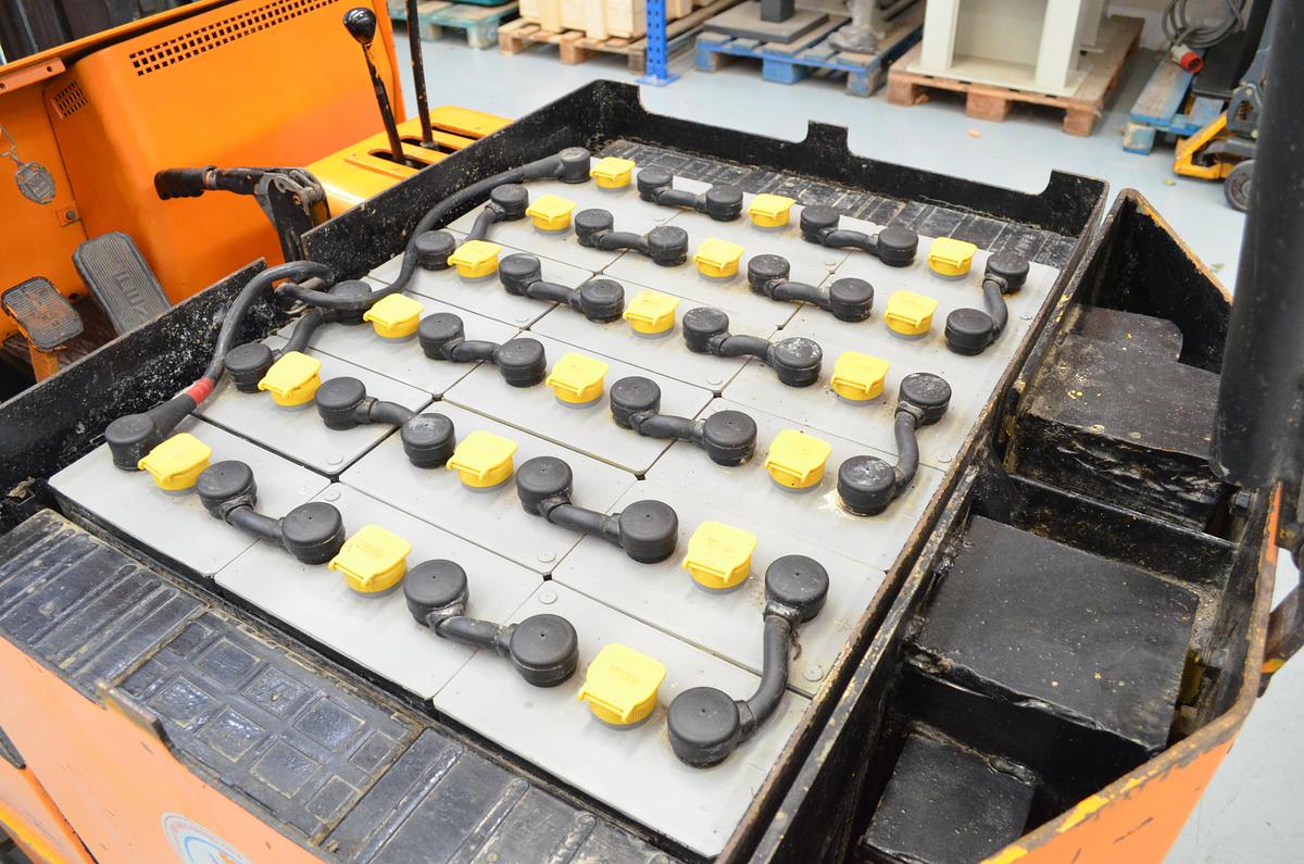 Usado Carretilla electrica FENWICK 1200kg JEP-105