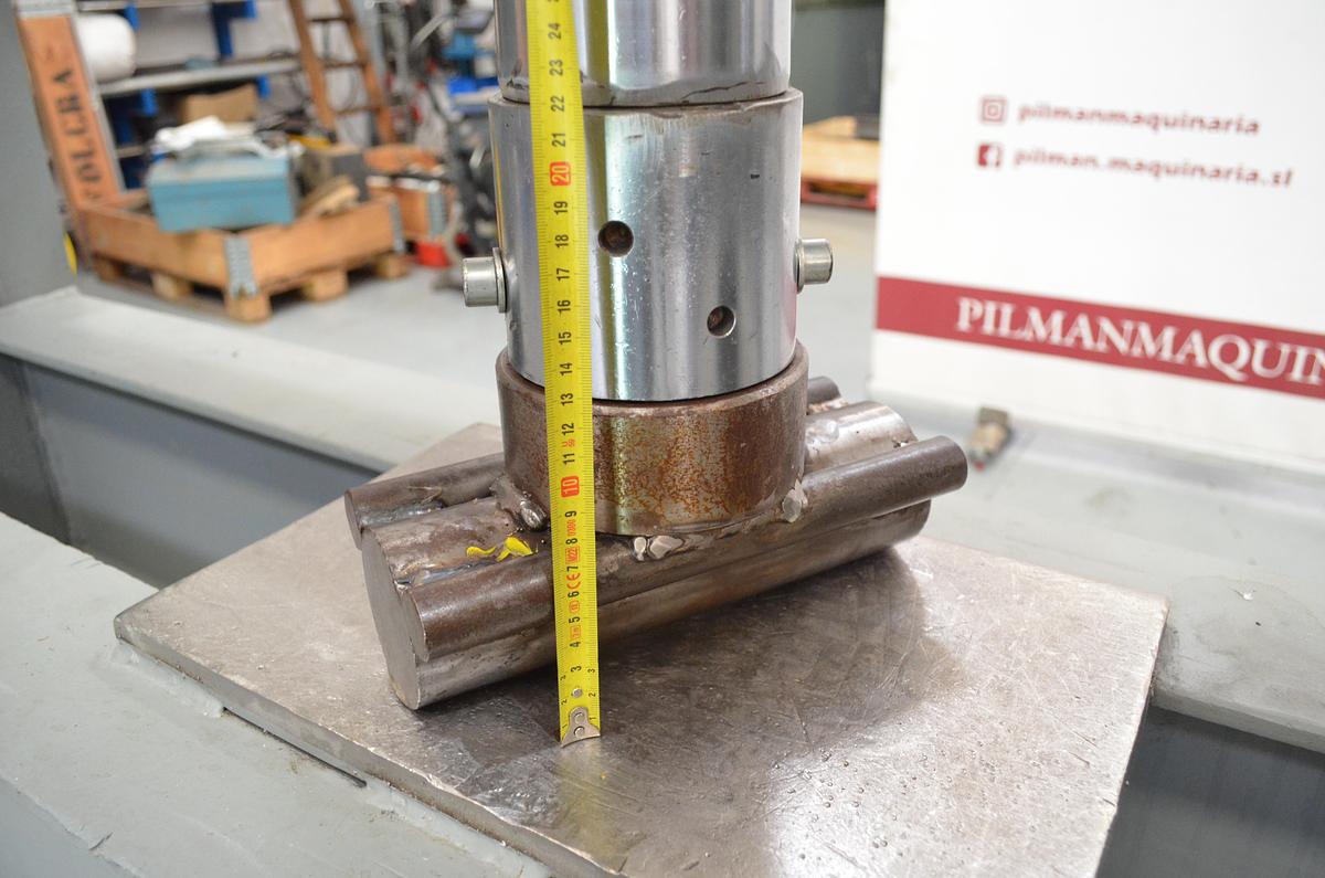 Usado Prensa casera 60tn luz 1560mm