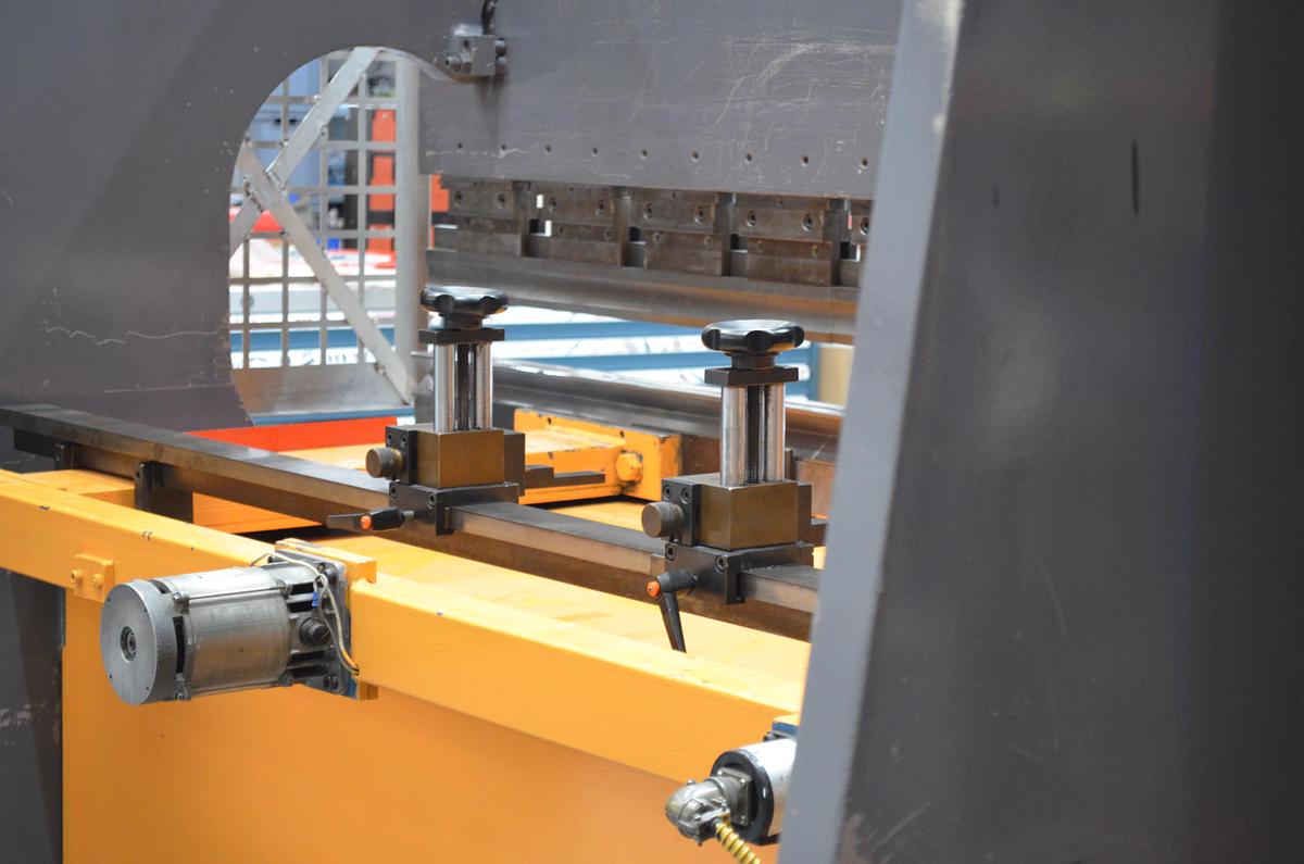 Usado Plegadora Mebusa 90-25 de 2500x90tn