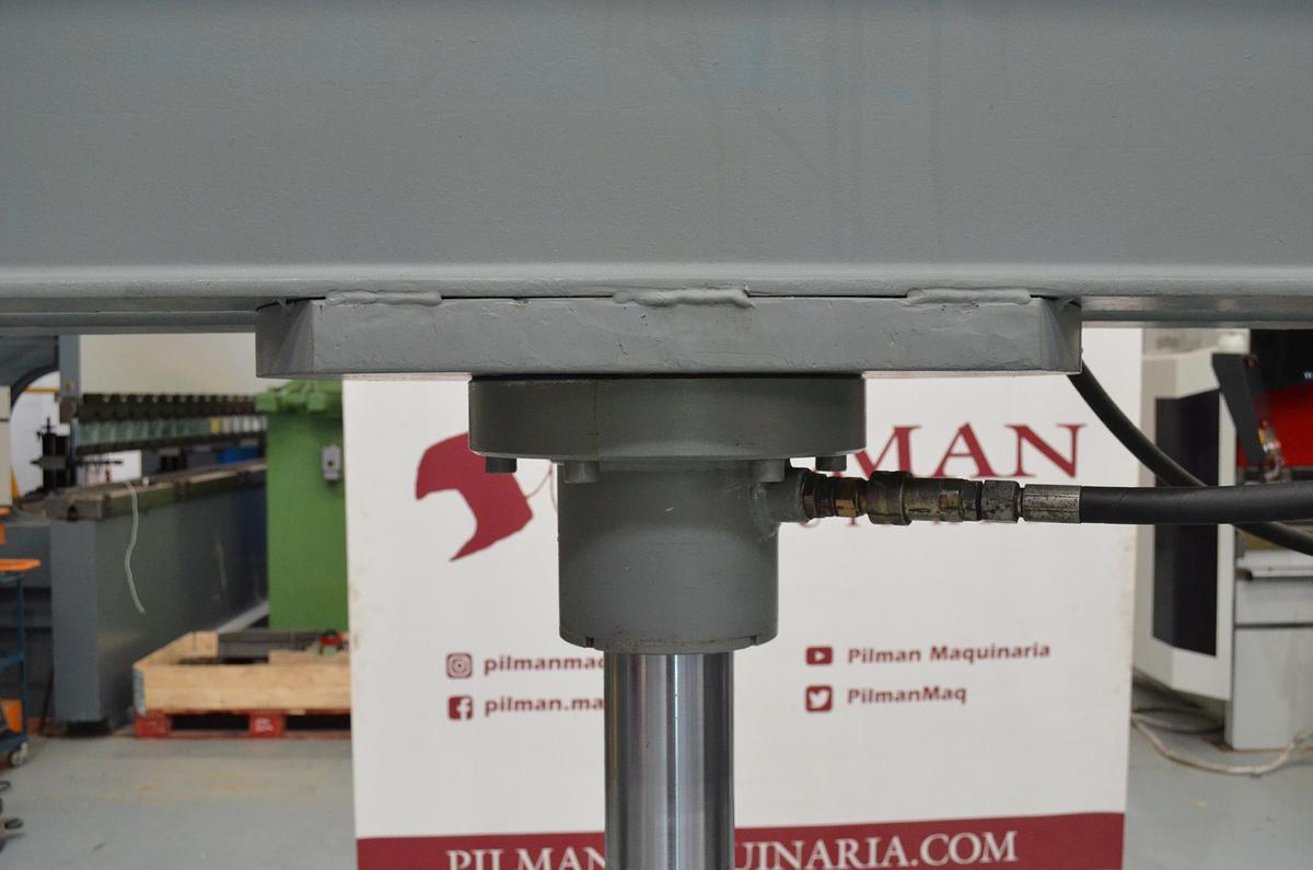 Usado Prensa casera 60tn luz 1560mm