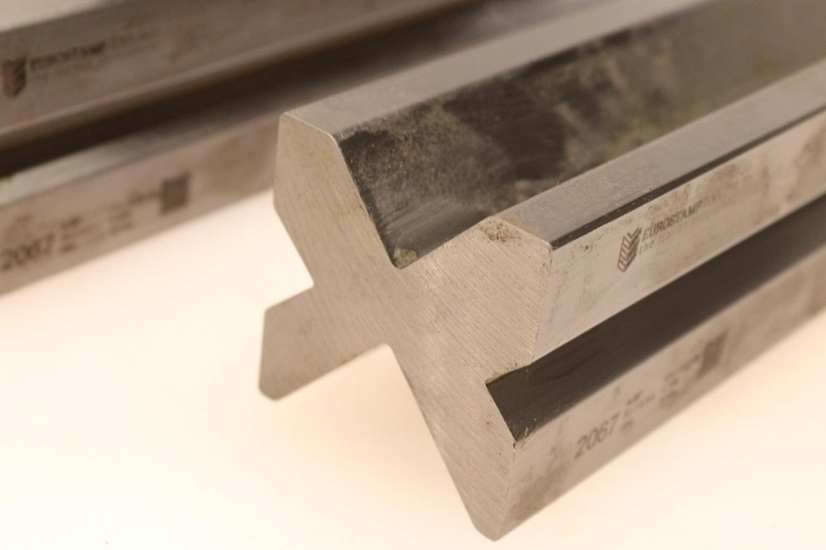 Usado Matrices EUROSTAMP 2067 85º - 7 Tramos