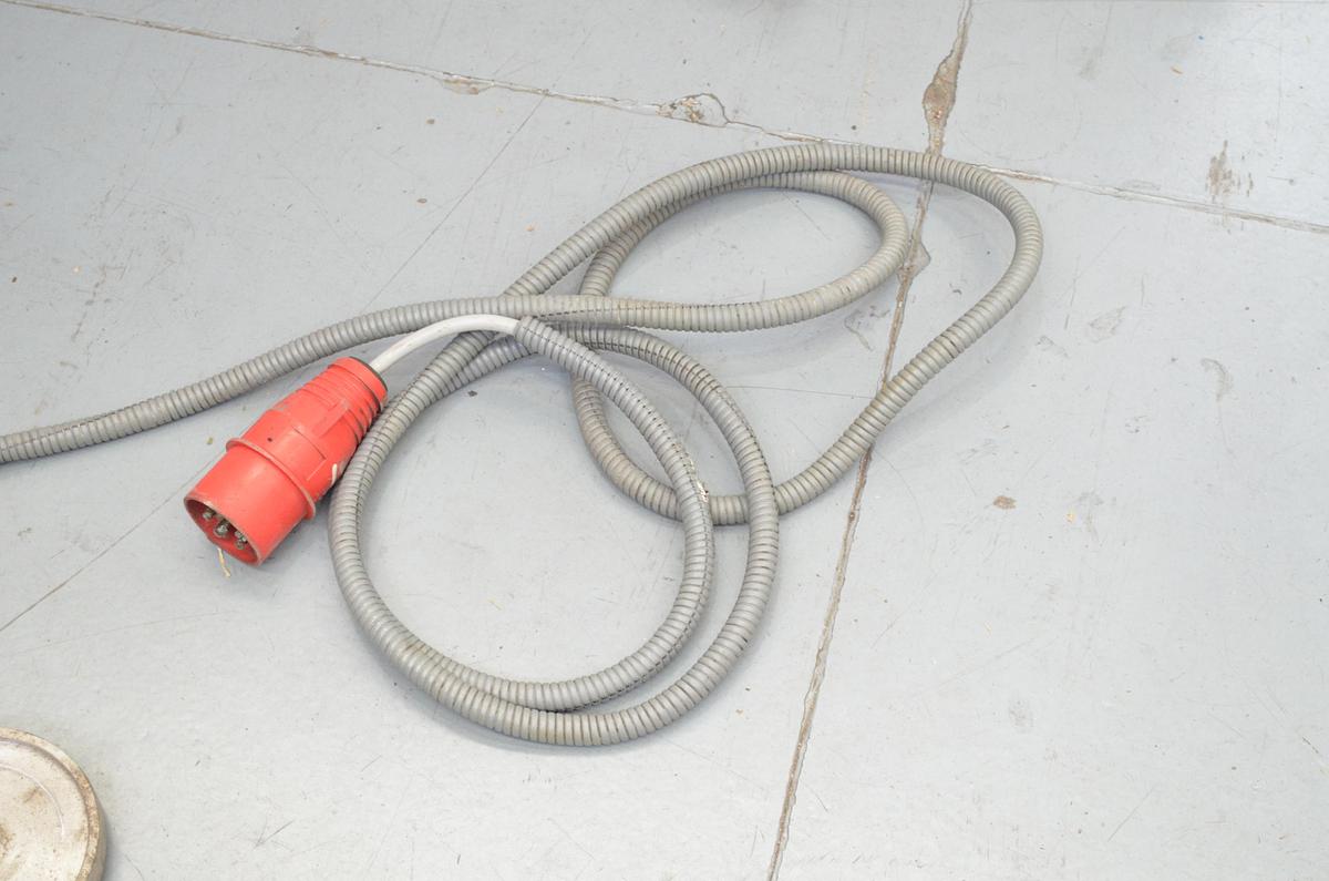 Usado Rectificadora muela sobre torno INTZA