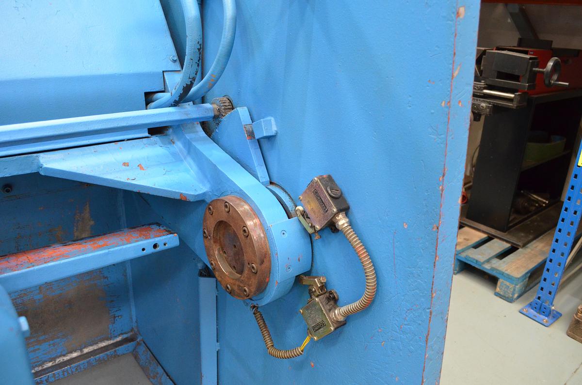 Usado Cizalla hidraulica corte pendular Ajial CB-630 3000x6