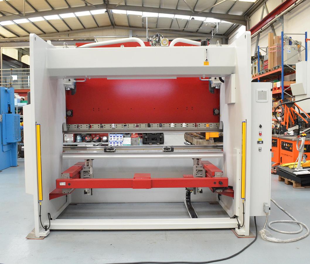 Plegadora Hidráulica MVD SERIE B - 3.100x175Tn