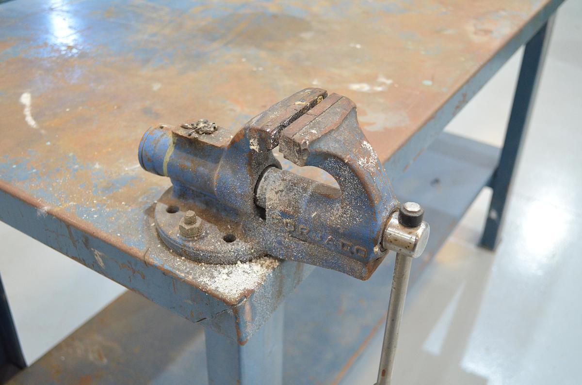 Usado Banco trabajo HECO 1500mm con tornillo Forjado