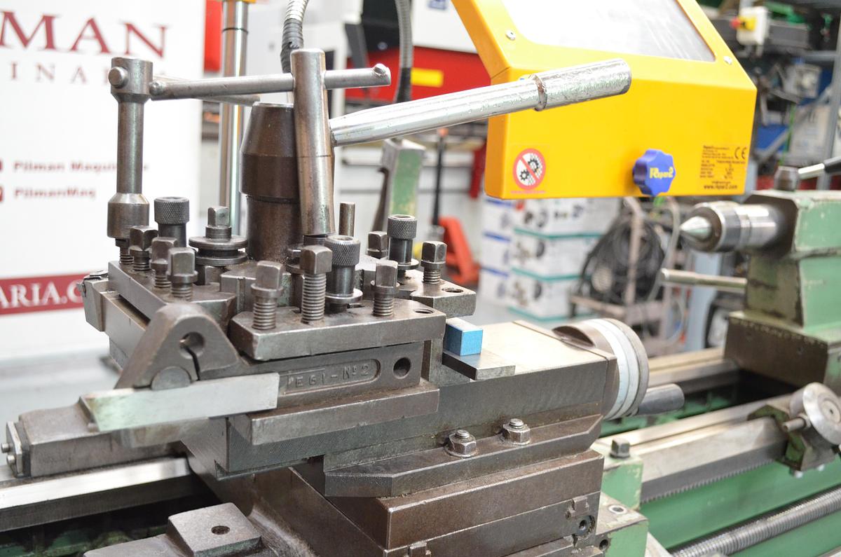 Usado Torno Pinacho L1-225  1650mm e.p. verde