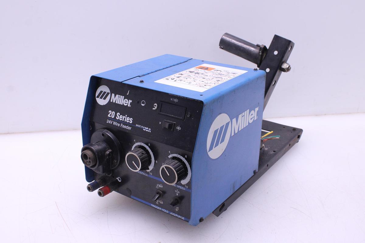 Usado Devanadera / Alimentador Miller I-24 A Wire Feeder