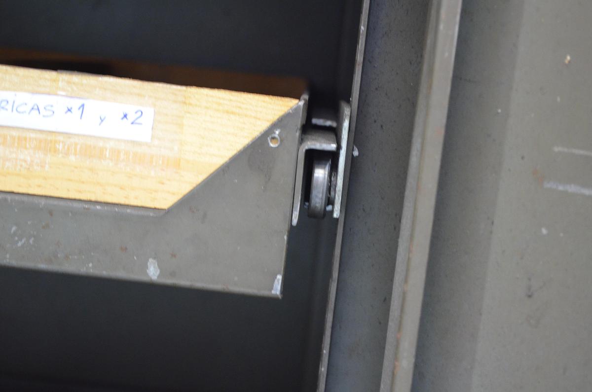 Usado Armario metálico con bandejas y accesorios 1000x500x1000(h)mm