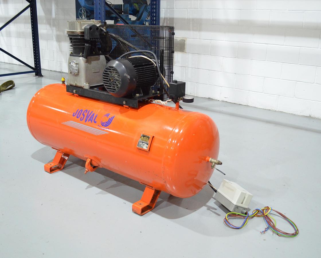 Usado Compresor pistón JOSVAL 5.5Hp 300L