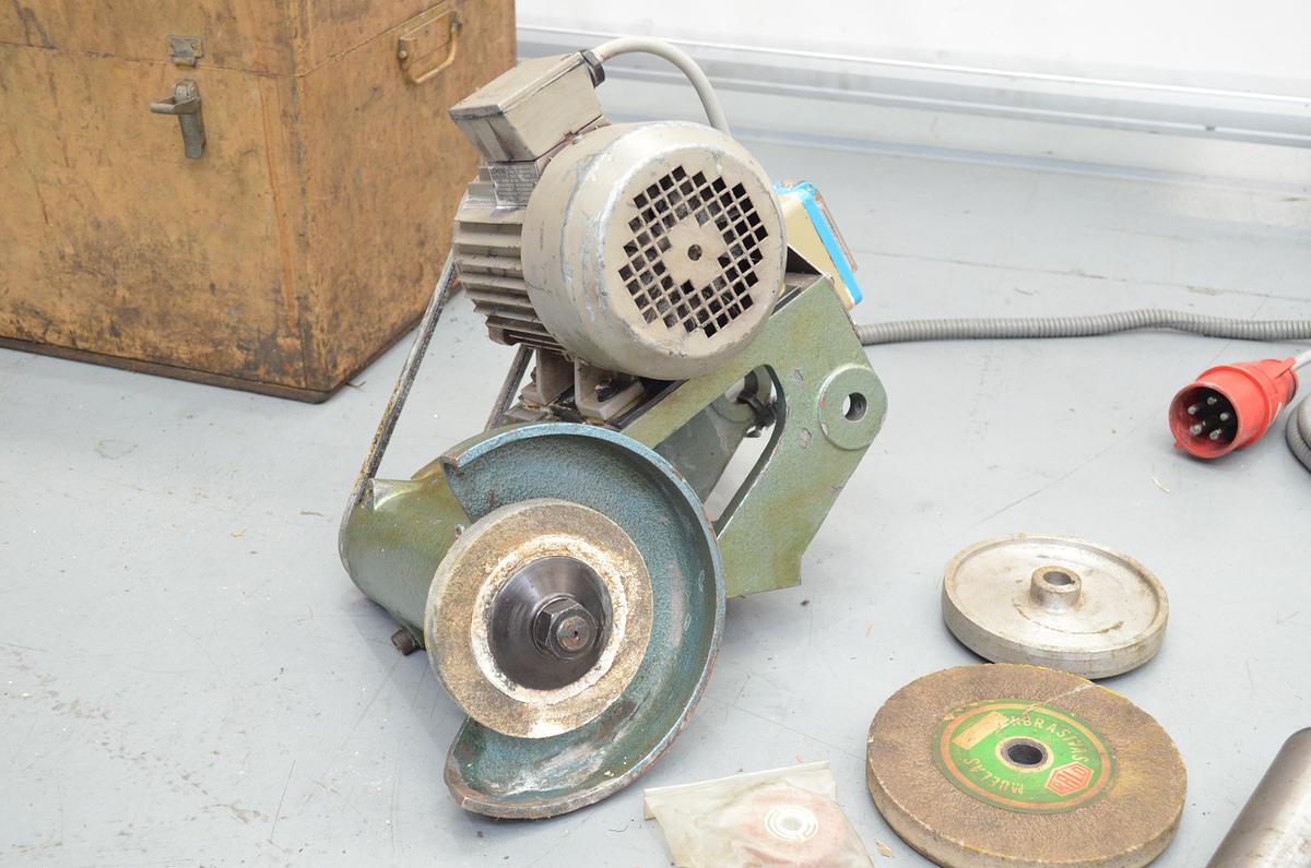 Usado Rectificadora muela sobre torno INTZA