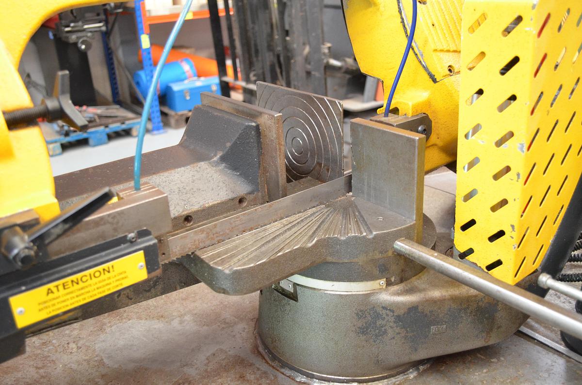 Usado Sierra cinta semi-automatica MG K 300 SA - 2006