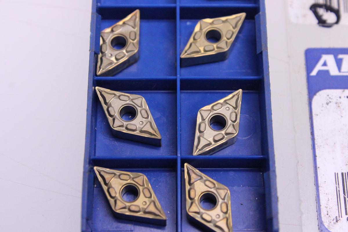 Usado Herramienta Portaplaquitas y plaquitas de widia DNMG 110404