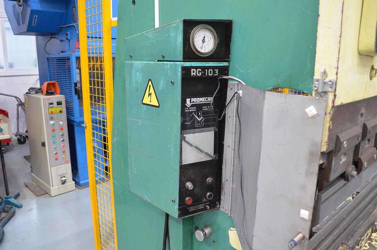 Usado Plegadora hidráulica MEBUSA RG.103