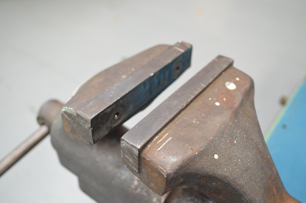 Usado Banco trabajo azul 2000mm con tornillo Forjado