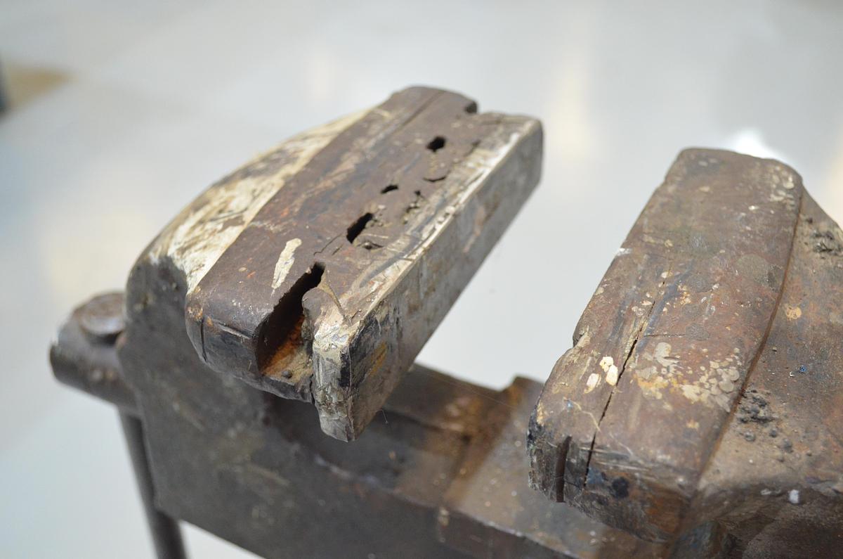 Usado Banco trabajo Heco 1500mm con tornillo ACESA y esmeriladora