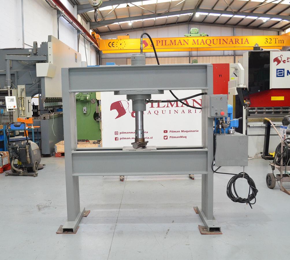 Usado Prensa casera 60tn luz 1560mm