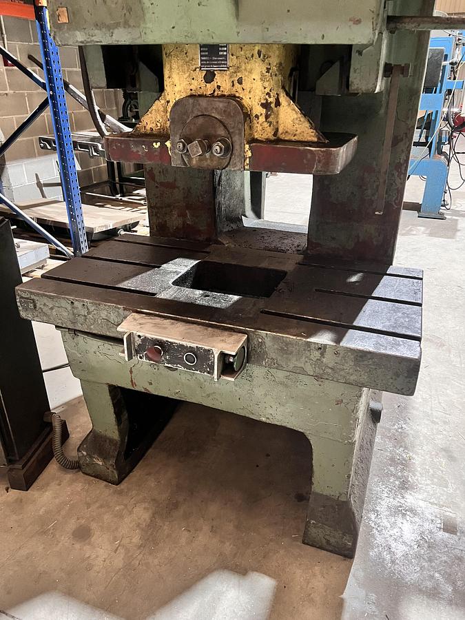 Usado Prensa excentrica ULECIA 150Tn Embrague neumático