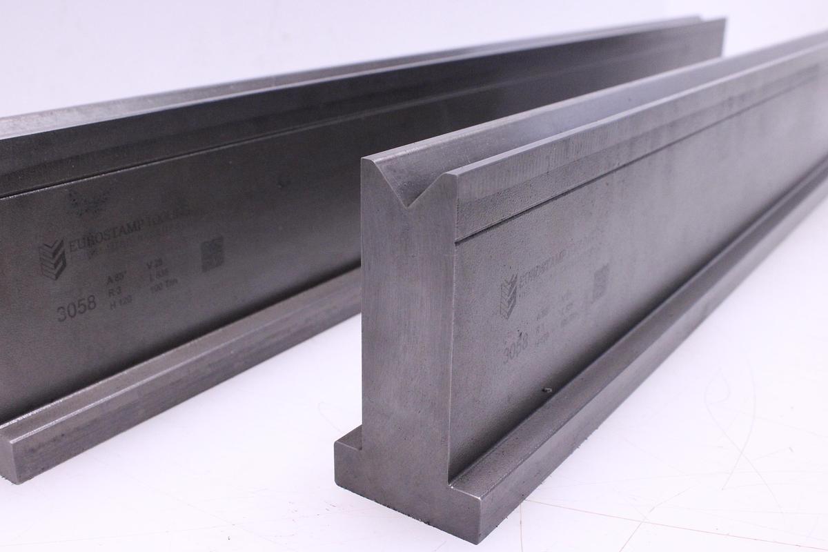 Usado Matrices EUROSTAMP 3058 88º V25 - 2 uds de 835 mm