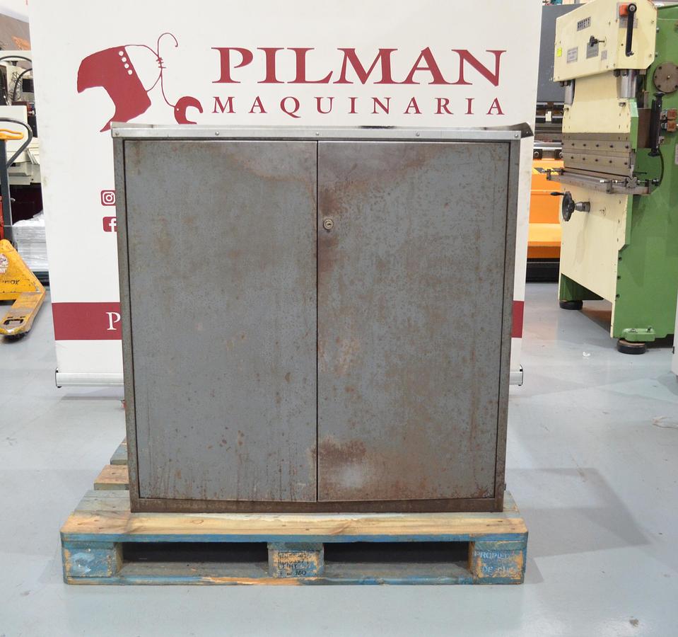 Usado Armario metálico con bandejas y accesorios 1000x500x1000(h)mm