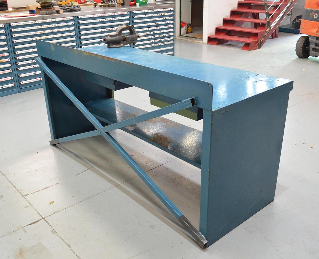 Usado Banco trabajo azul 2000mm con tornillo Forjado