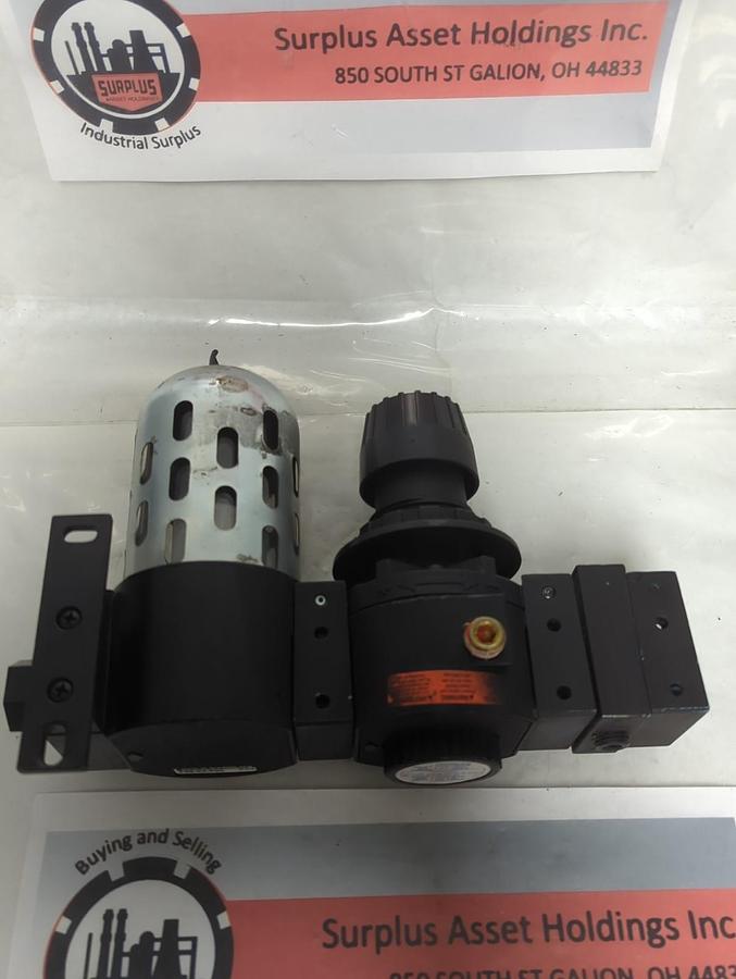 Used WILKERSON,R26-04-000,PNEUMATIC PRESSURE REGULATOR WITH FILTER F26-04-F00