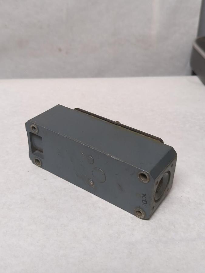 Used ALLEN BRADLEY,802T-AT,OIL TIGHT LIMIT SWITCH BASE SERIES 1 PRE-OWNED