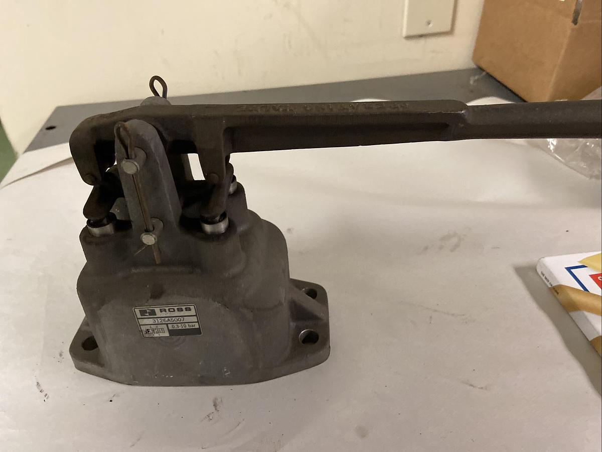 Used Ross,3126A5007,Hand Manual Lever Valve .3-.10Bar