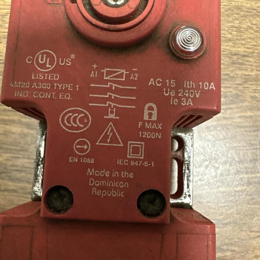 Used Allen-Bradley,IEC 947-5-1,Guard Master Safety Interlock Switch