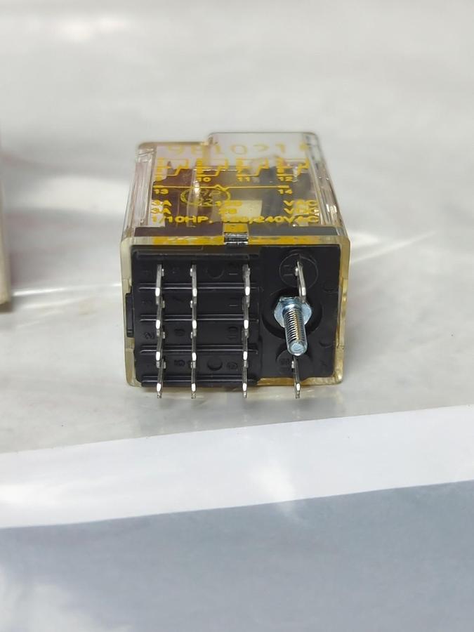 SQUARE D,8501-RS4P14V20,RELAY 120V 50/60HZ 3A SERIES B NOS