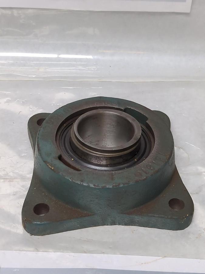 Used DODGE,131310,SXR-1-15/16 INCH BORE FLANGE MOUNT BEARING 4-BOLT BASE USED